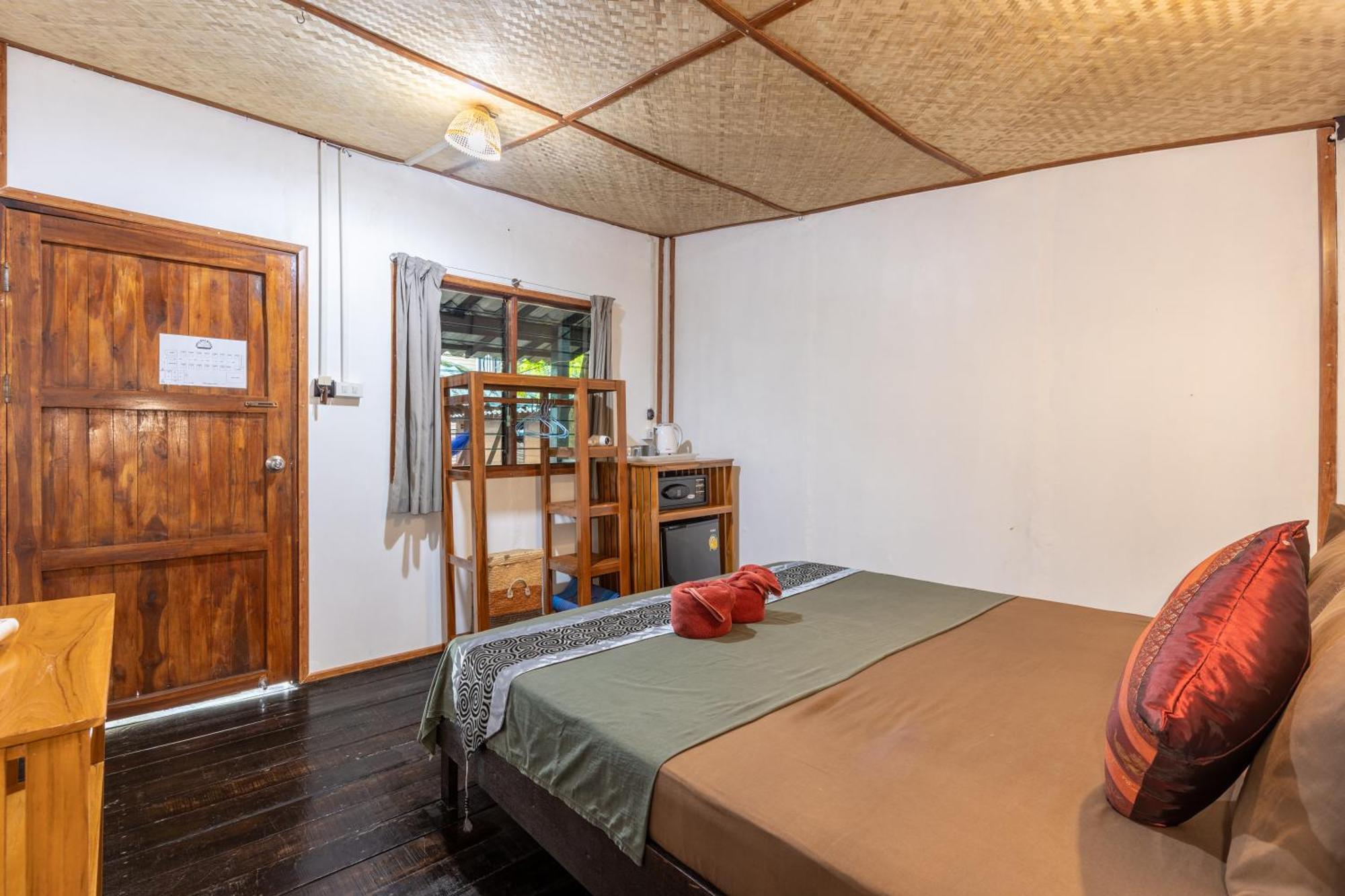 Family Song Koh Lipe Hotel Exterior photo